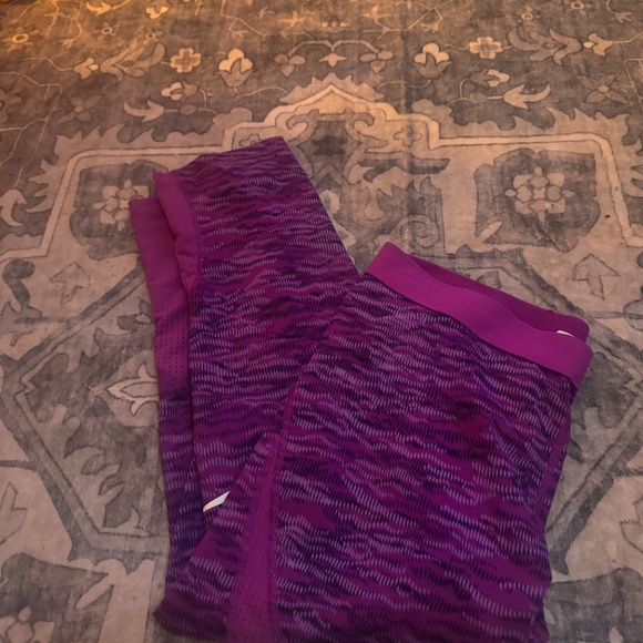These stylish Nike capri leggings for women’s feature a vibrant purple design. - Picture 5 of 6